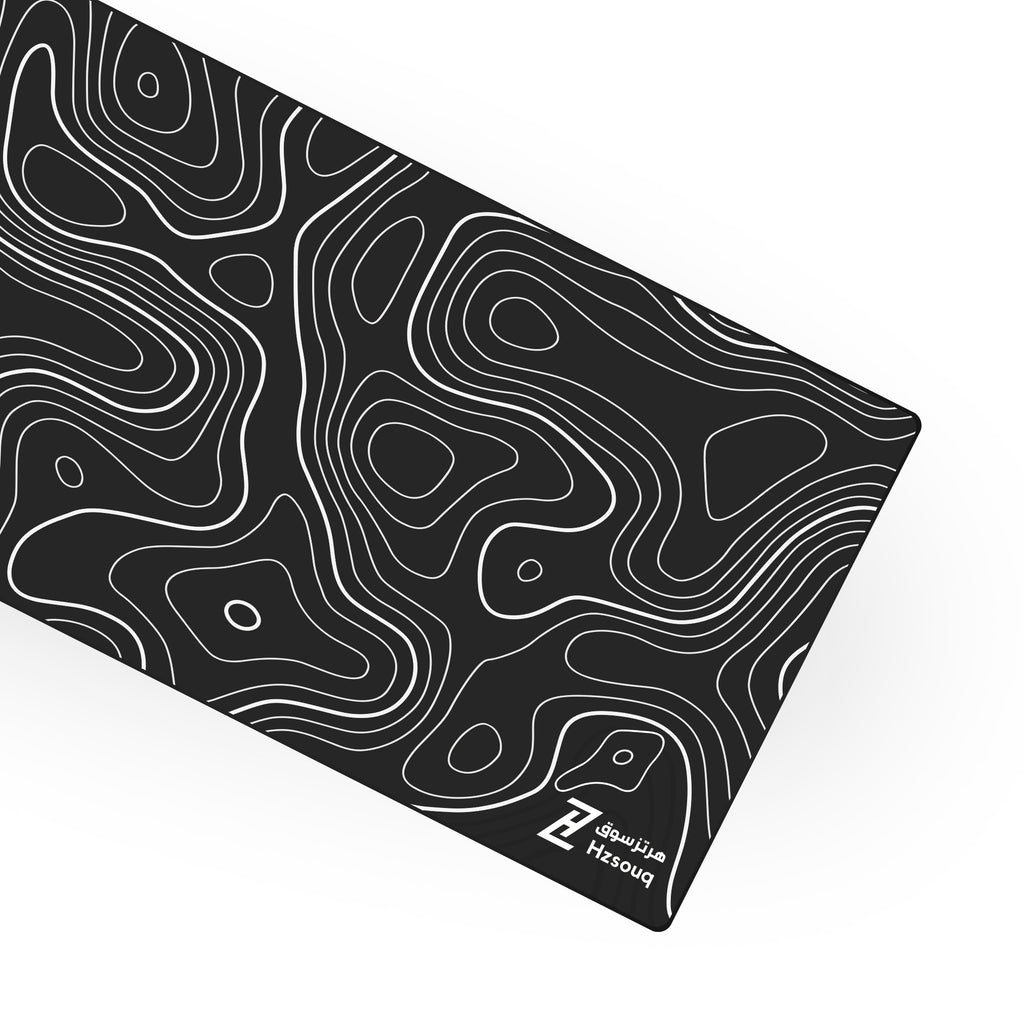 ماوس باد Black Flow أسود Black بنقشات طبوغرافية بيضاء وشعار هرتزسوق XXL 90×40 سم من هرتزسوق