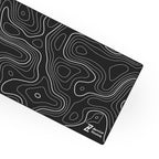 ماوس باد Black Flow أسود Black بنقشات طبوغرافية بيضاء وشعار هرتزسوق XXL 90×40 سم من هرتزسوق