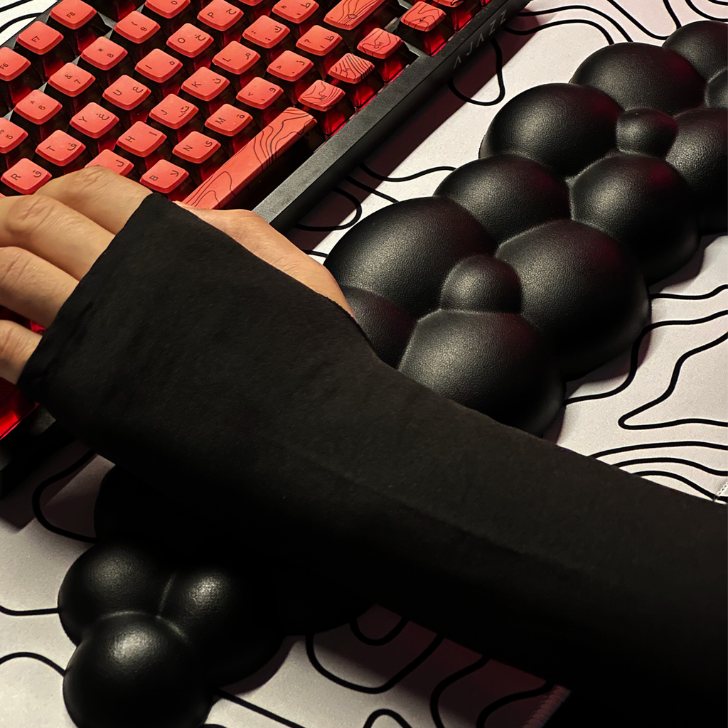 مسند يد Armrest أسود Black أثناء الاستخدام على ماوس باد مع كيبورد gaming للراحة من هرتزسوق