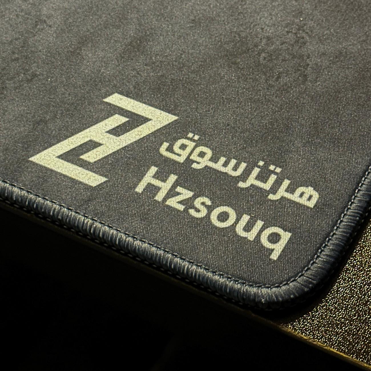 ماوس باد Titan منظر قريب يعرض شعار هرتزسوق ونسيج القماش والأطراف المخيطة من هرتزسوق